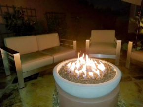 Stunning, Quiet Pvt Luxe Home! King Bed, Jacuzzi, Fire Pit, BBQ! Beautiful!